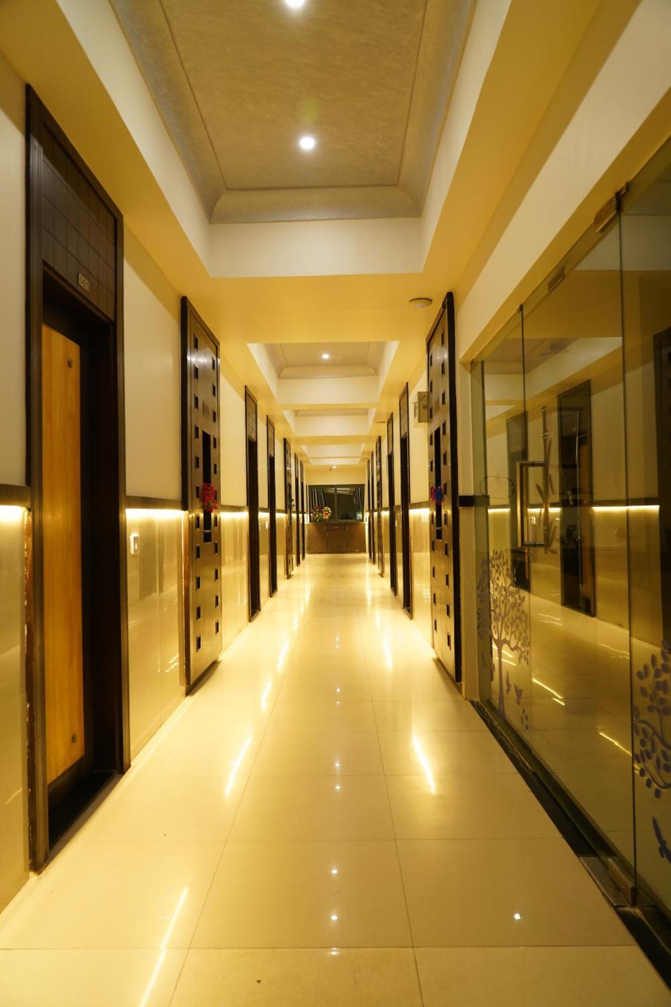 Marshall The Grand Hotel Amhedabad Dış mekan fotoğraf