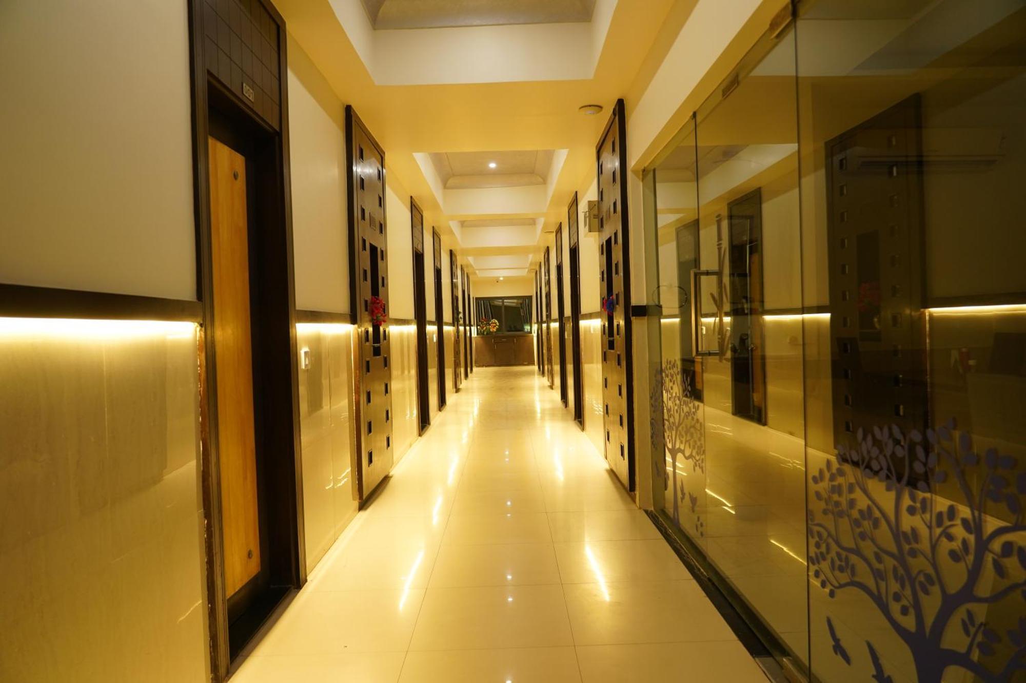 Marshall The Grand Hotel Amhedabad Dış mekan fotoğraf