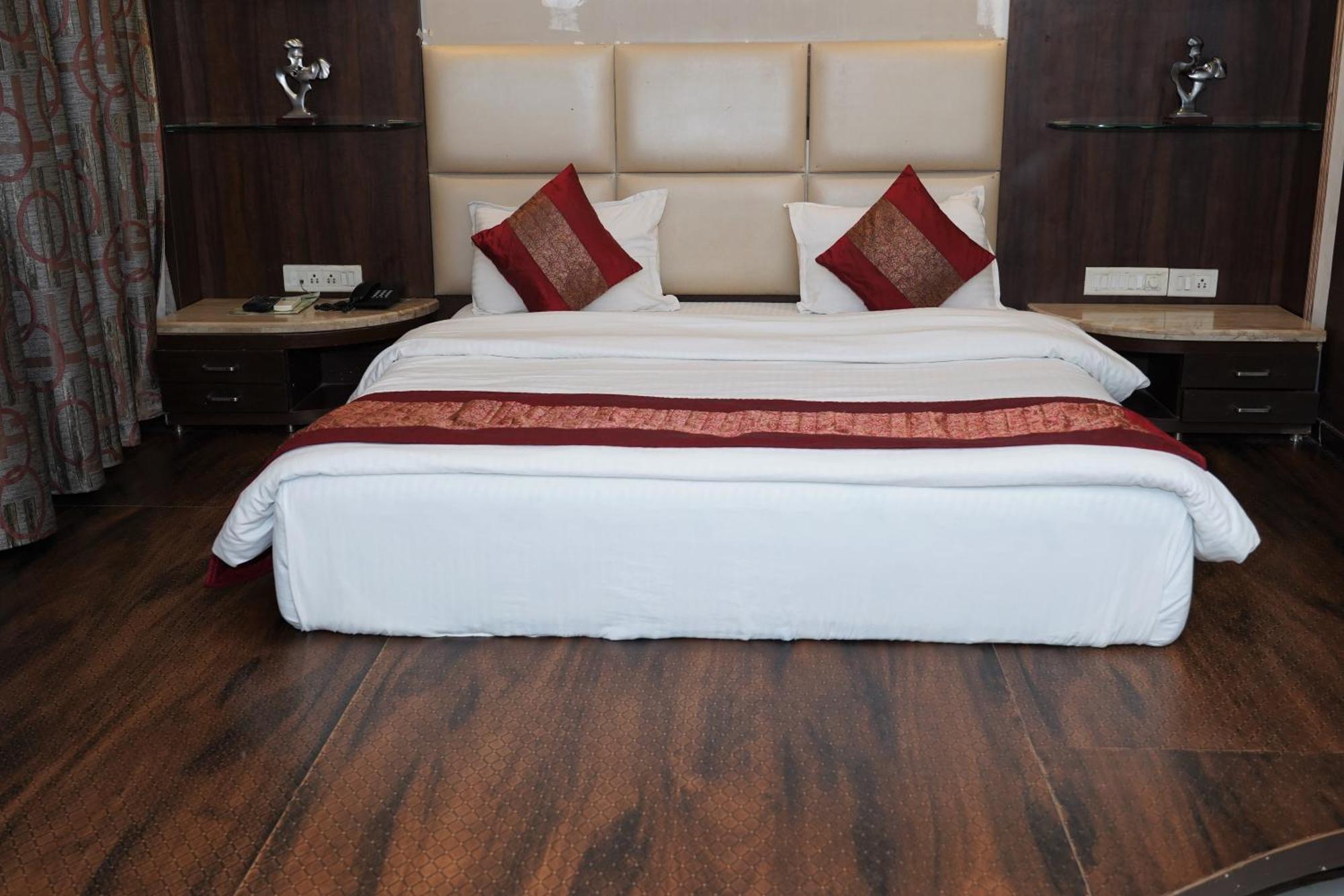 Marshall The Grand Hotel Amhedabad Dış mekan fotoğraf