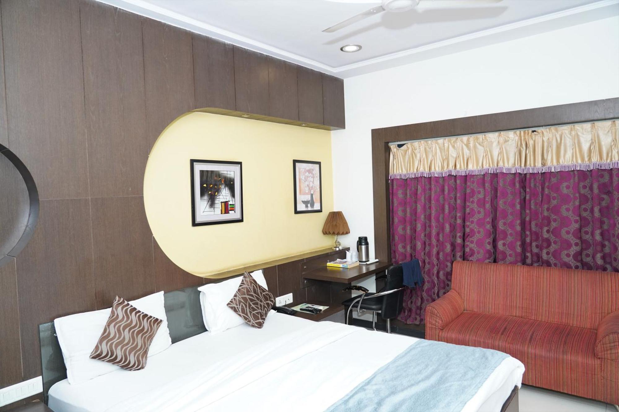 Marshall The Grand Hotel Amhedabad Dış mekan fotoğraf