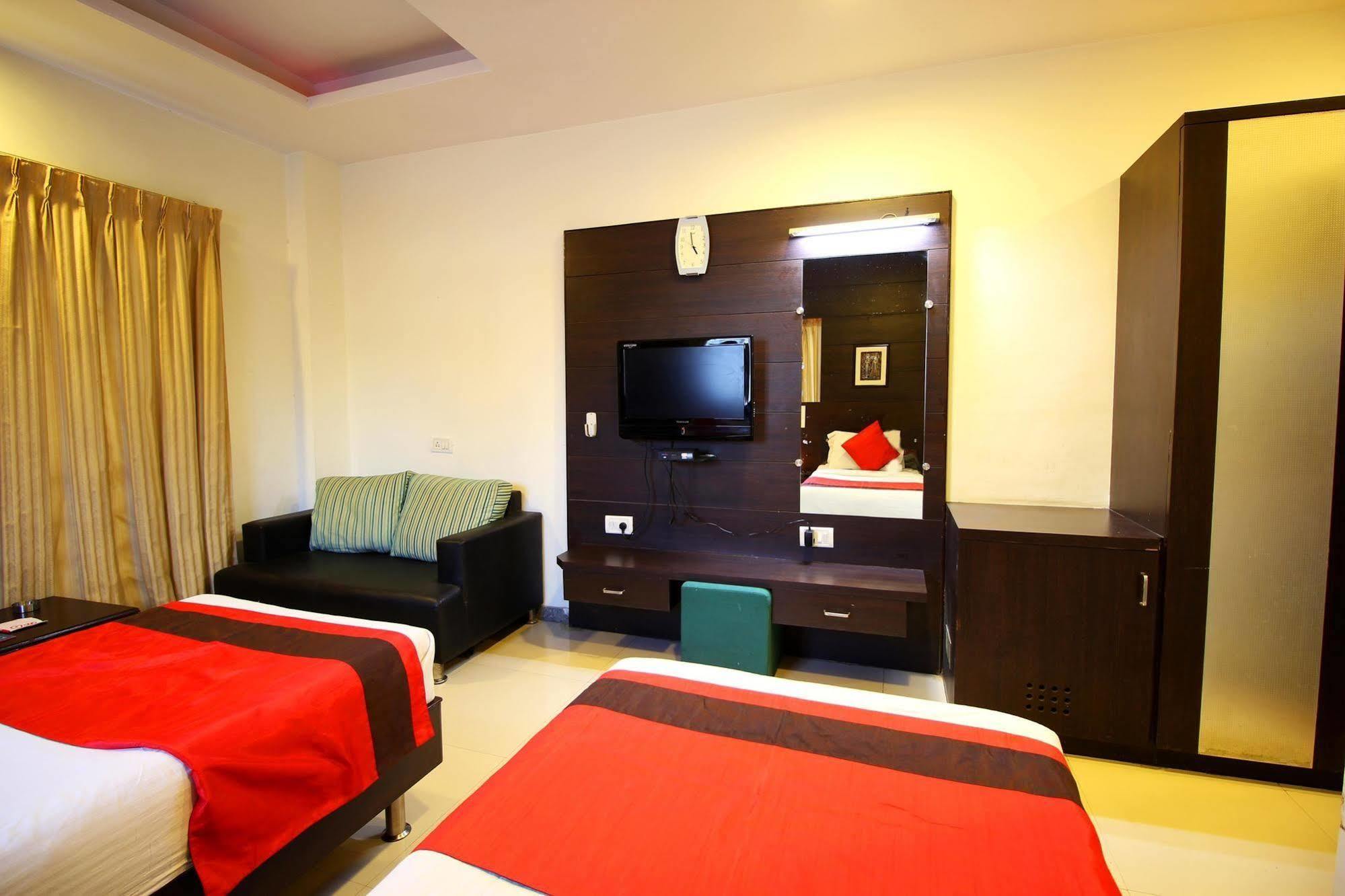 Marshall The Grand Hotel Amhedabad Dış mekan fotoğraf